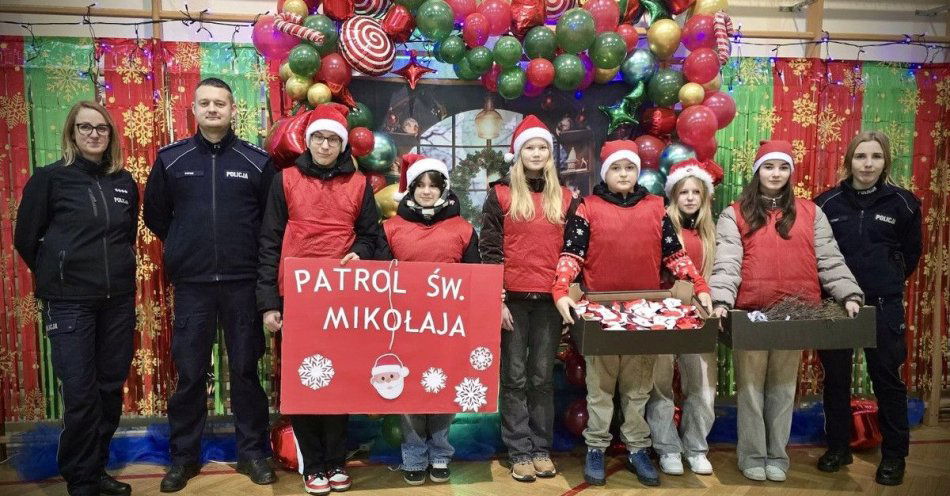 zdjęcie: Patrol Świętego Mikołaja ponownie na ulicach Wiązowa / fot. KPP w Strzelinie PATROL ŚW. MIKOŁAJA