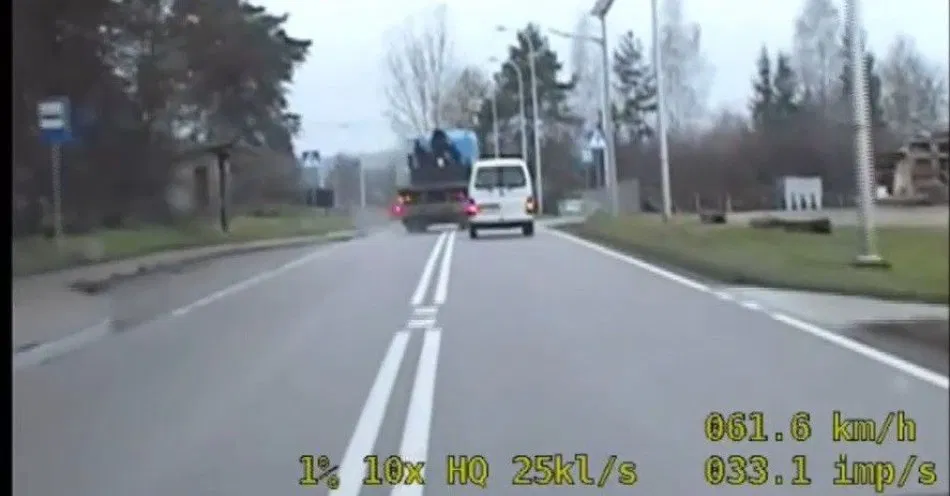 zdjęcie: Niebezpieczne wyprzedzanie ciężarówką na przejściu dla pieszych / fot. KPP Krasnystaw