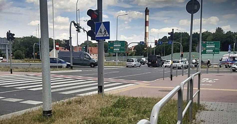 zdjęcie: Wjeżdżając za sygnalizator upewnij się, że masz zielone światło. Groźnie wyglądająca kolizja na skrzyżowaniu / fot. KMP w Wałbrzychu