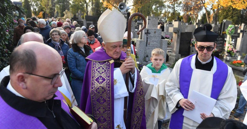 zdjęcie: Niech uroczystość Wszystkich Świętych będzie okazją do ożywienia wiary w zmartwychwstanie / fot. PAP