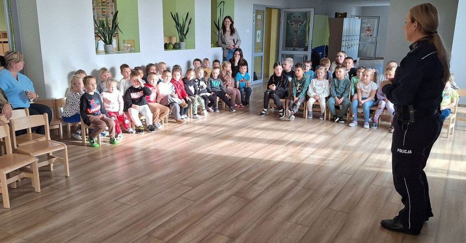 zdjęcie: Policjanci uczą przedszkolaków zasad bezpieczeństwa na drodze / fot. KPP w Świeciu