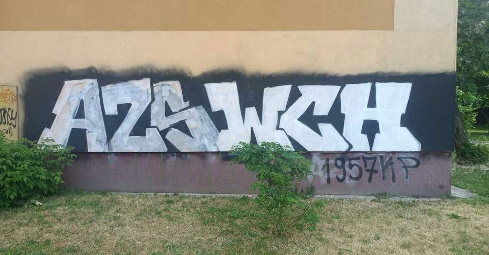 zdjęcie: 19-latek malował graffiti na budynku. odpowie za zniszczenie mienia / fot. KMP Biała Podlaska