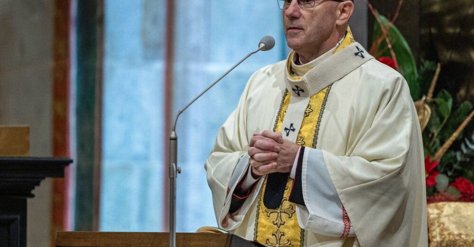 zdjęcie: Prymas: Bóg stał się człowiekiem, byśmy mogli być z Nim i być choć trochę do Niego podobni / Gniezno, 24.12.2025. Prymas Polski abp Wojciech Polak podczas pasterki w katedrze gnieźnieńskiej, w nocy z 24 na 25 bm. Pasterka upamiętnia oczekiwanie i modlitwę pasterzy zmierzających do Betlejem. W Polsce jest jedną z najważniejszych świątecznych tradycji. (mr) PAP/Paweł Jaskółka