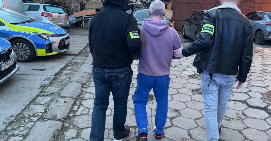 zdjęcie: Bałucka policja zatrzymała 51-latka poszukiwanego za zabójstwo / fot. KMP w Łodzi