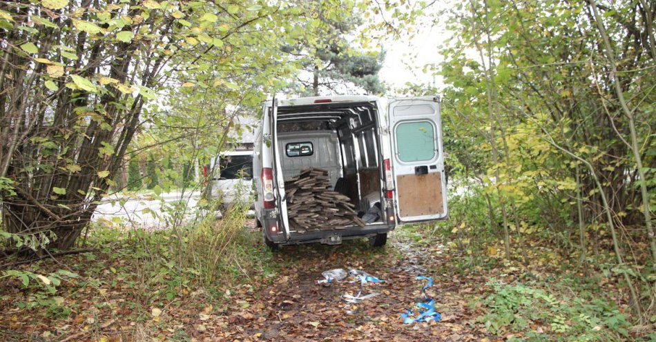 zdjęcie: Złodzieje desek zatrzymani przez miechowskich policjantów / fot. KMP w Miechowie