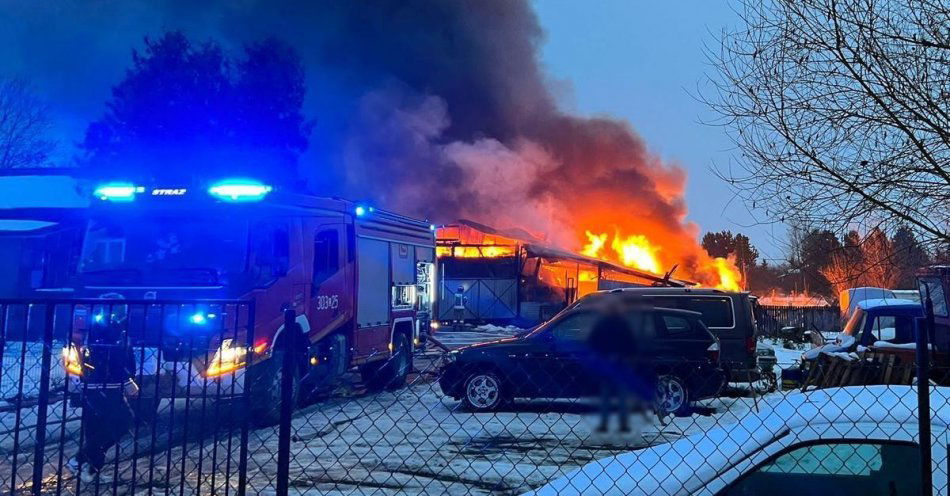 zdjęcie: Utrudnienia w ruchu na DK-82 w związku z pożarem budynku / fot. KMP Lublin