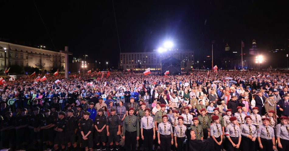 zdjęcie: Warszawiacy zaśpiewali powstańcze pieśni na placu Piłsudskiego / fot. PAP