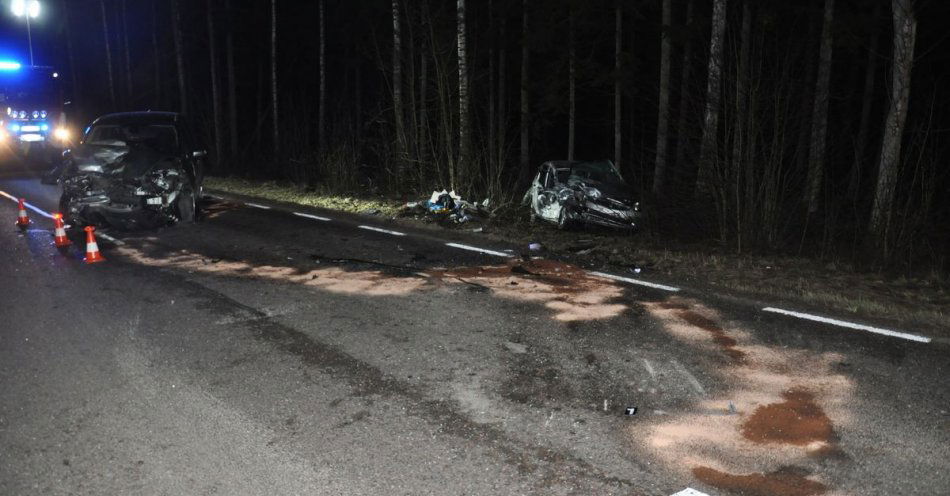 zdjęcie: Czołowe zderzenie Forda z Hondą – jedna osoba trafiła do szpitala / fot. KPP w Węgorzewie