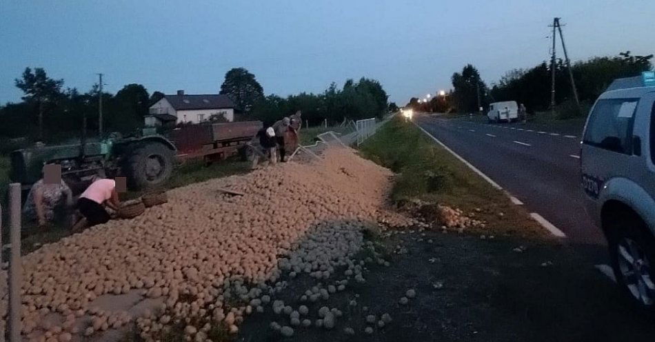 zdjęcie: Przyczepa z ziemniakami wywróciła się na drodze / fot. KPP Włodawa