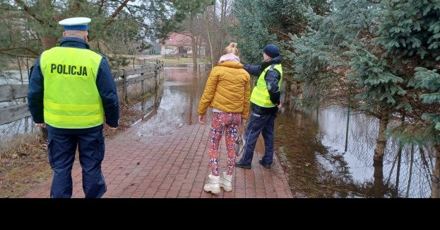 Policjanci pomagają w walce z podtopieniami