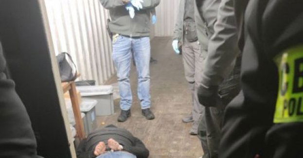 Policjanci zabezpieczyli broń i narkotyki i zatrzymali dwóch mężczyzn, którzy zostali tymczasowo aresztowani