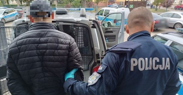 Kierował samochodem bez wymaganych uprawnień – okazało się, że był poszukiwany przez sąd w celu odbycia kary pozbawienia wolności