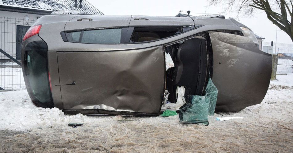 zdjęcie: Nietrzeźwy z kradzionym Fordem spowodował dachowanie / fot. KPP w Tomaszowie Mazowieckim