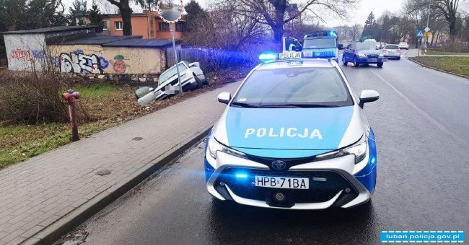 zdjęcie: 44-latek nie zatrzymał się do kontroli i uciekał przed policjantami, został zatrzymany i usłyszał zarzuty / fot. KPP w Lubaniu