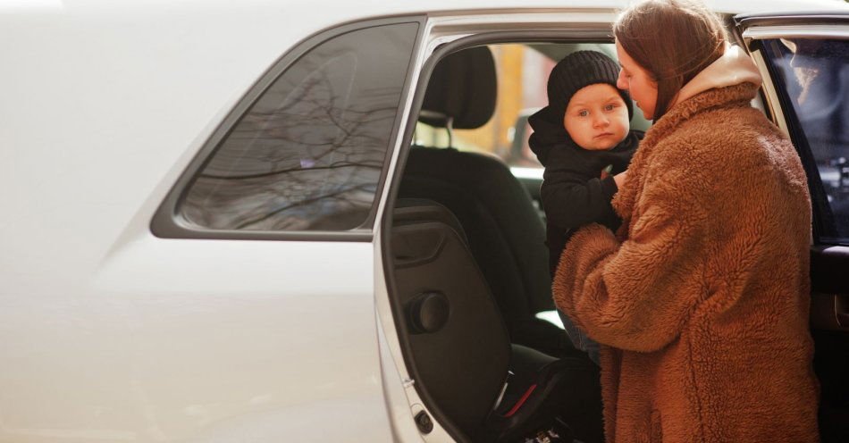 zdjęcie: 26-latka zostawiła w aucie 11-miesięczne dziecko i poszła na zakupy / v10460069