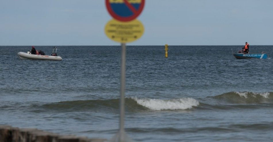 zdjęcie: Policja bada okoliczności akcji ratowniczej w Łebie. Mimo zakazu, w wodzie znalazło się pięciu kolonistów i ich opiekun / fot. PAP