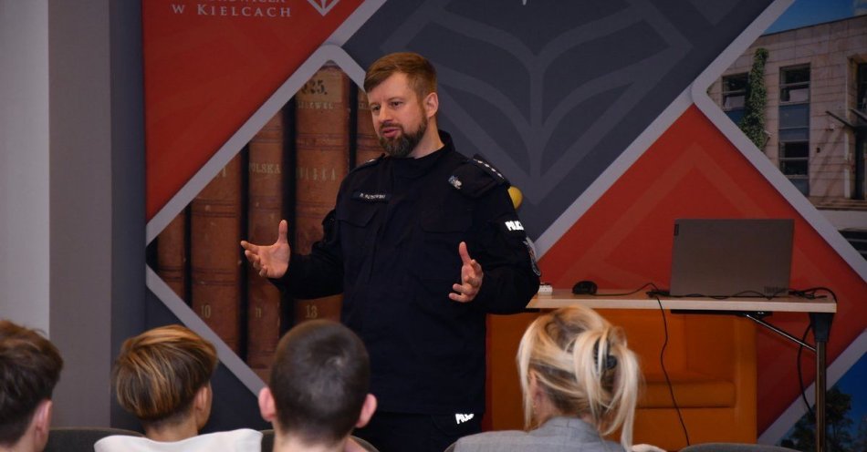zdjęcie: Policja edukuje ósmoklasistów o przemocy rówieśniczej / fot. KMP Kielce zdjęcia ze spotkania profilaktycznego