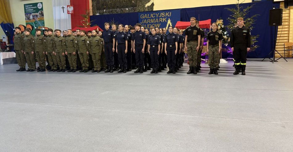 zdjęcie: Uczniowie klas policyjnych oficjalnie mianowani w Gromniku / fot. KMP w Tarnowie