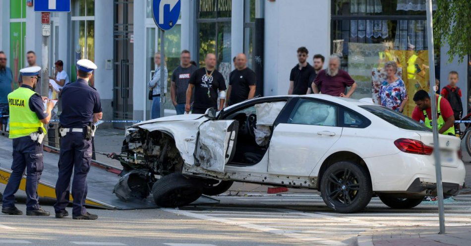 zdjęcie: Zderzenie dwóch aut na Mokotowie; jeden z nich wjechał w ludzi / fot. PAP