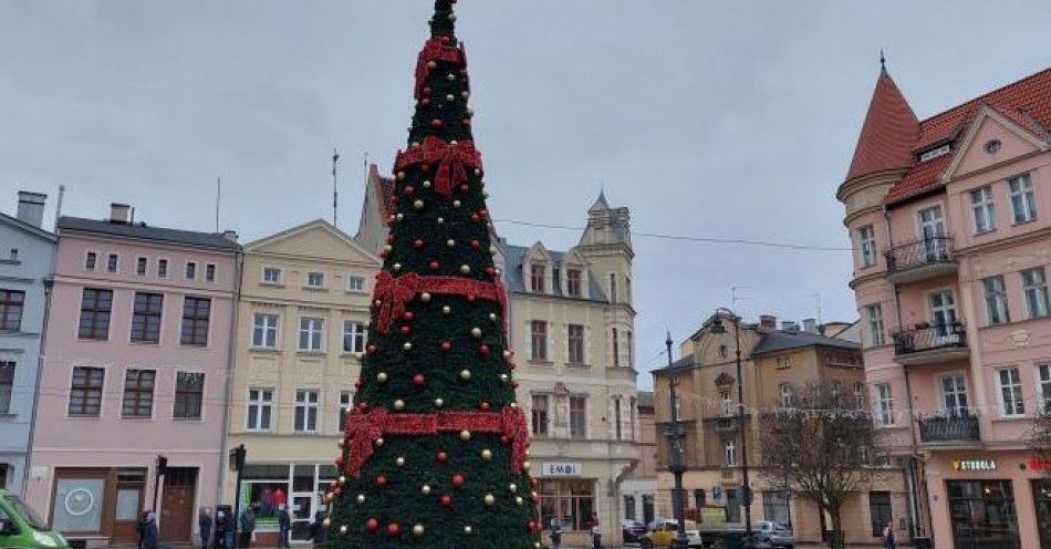 zdjęcie: Montaż świątecznych dekoracji / fot. UM Grudziądz