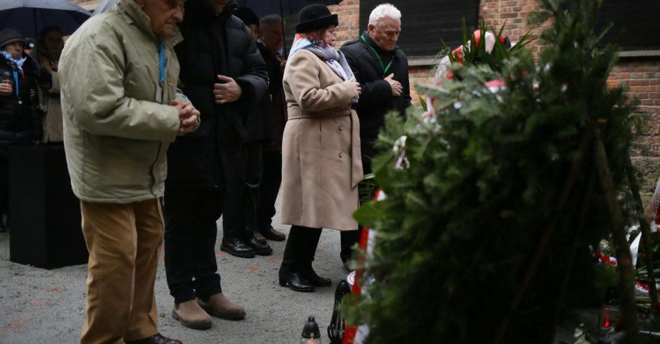 zdjęcie: Byli więźniowie Auschwitz złożyli kwiaty pod Ścianą Straceń / fot. PAP