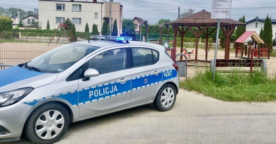zdjęcie: 9-latek w eskorcie policjantów z Kosakowa / fot. KPP w Pucku