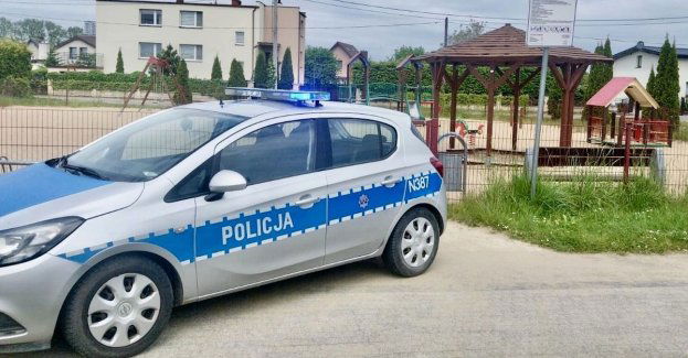 9-latek w eskorcie policjantów z Kosakowa