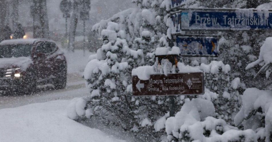 zdjęcie: Najbliższe dni ze śniegiem i silnym wiatrem; alerty IMGW / Zakopane, 31.12.2025. Intensywne opady śniegu w Zakopanem, 31 bm. Na drogach panują trudne warunki. (ad) PAP/Grzegorz Momot