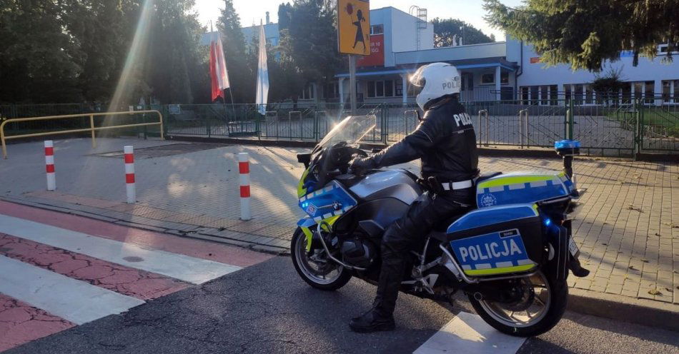 zdjęcie: Przed pierwszym dzwonkiem policjanci przeprowadzają lustrację dróg w rejonie szkół / fot. KPP w Świdnicy