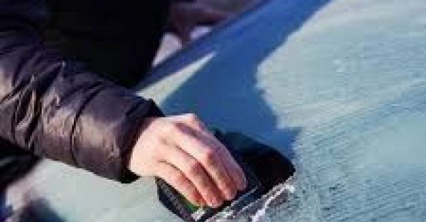 Kierowco! Pamiętaj o odśnieżaniu samochodu!