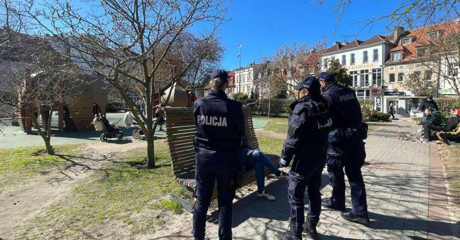 zdjęcie: Dzielnicowi czuwają nad bezpieczeństwem placów zabaw / fot. KPP w Kołobrzegu