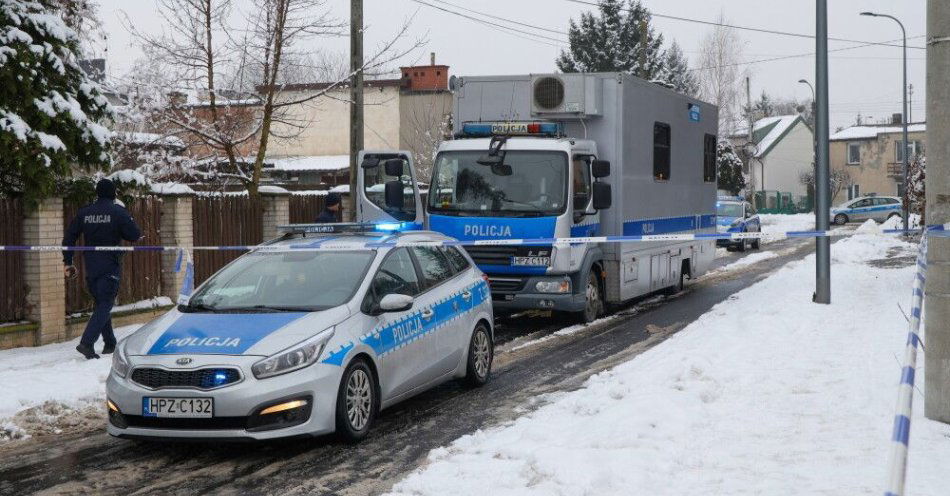 zdjęcie: Warszawa: areszt dla 49-latka z Targówka, któremu prokuratura zarzuca zabójstwo rodziców / Warszawa, 28.01.2026. Policja w okolicy domu na warszawskim Targówku, w którym odnaleziono zwłoki dwóch osób, 28 bm. Policja zatrzymała mężczyznę który wcześniej zabarykadował się w budynku. (jm) PAP/Paweł Supernak
***Do tego materiału zdjęciowego dostępna jest również depesza w systemie CSI, pt.: Warszawa/ Zwłoki dwóch osób w domu na Targówku, po policyjnym szturmie zatrzymano mężczyznę (aktl.)***