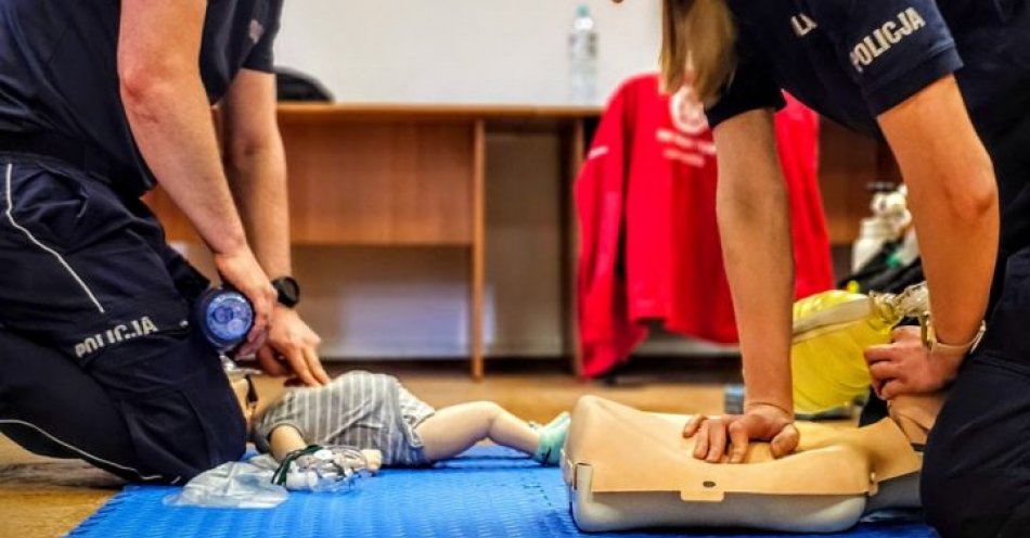 zdjęcie: Szkolenie strzeleckich funkcjonariuszy Policji w zakresie Kwalifikowanej Pierwszej Pomocy / fot. KPP Strzelce Opolskie