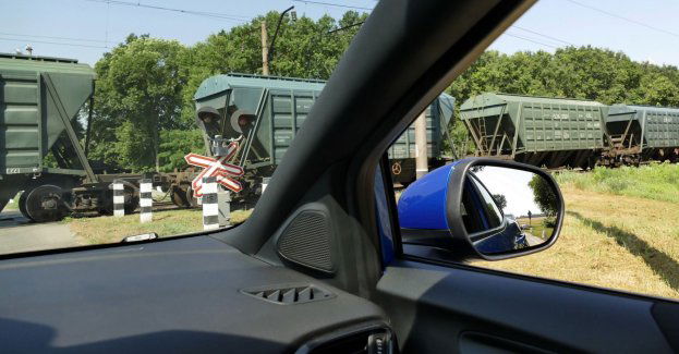 Zderzenie samochodu z pociągiem osobowym na przejeździe; dwie osoby zginęły