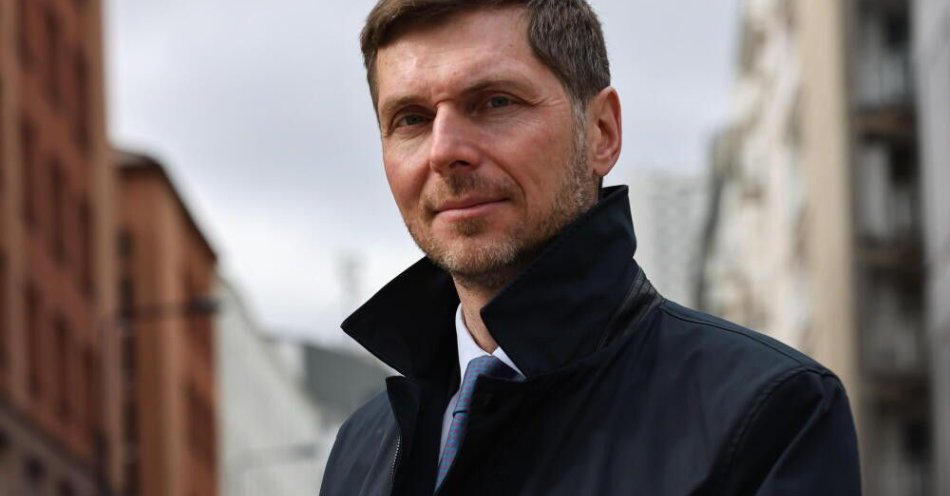 zdjęcie: Szef PISM: zawieszenie broni nie oznacza końca konfliktu, Iran może odbudować zdolności militarne w ciągu kilku lat / Warszawa, 08.04.2026. Prezes Polskiego Instytutu Spraw Międzynarodowych Jarosław Ćwiek-Karpowicz przed siedzibą Polskiej Agencji Prasowej w Warszawie, 8 bm. gdzie był gościem Studia PAP. (az/dw) PAP/Albert Zawada