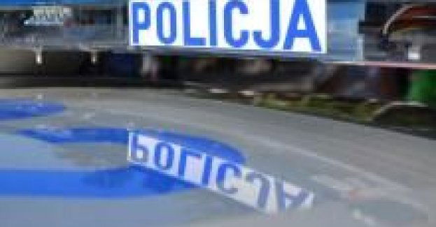 Nietrzeźwy kierowca, uciekając policjantom wjechał w drzewo