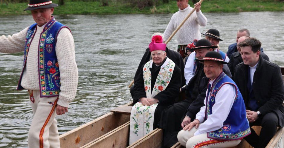 zdjęcie: Zainaugurowano 192. sezon flisacki na Dunajcu; łodzie poświęcił abp. Jędraszewski / fot. PAP