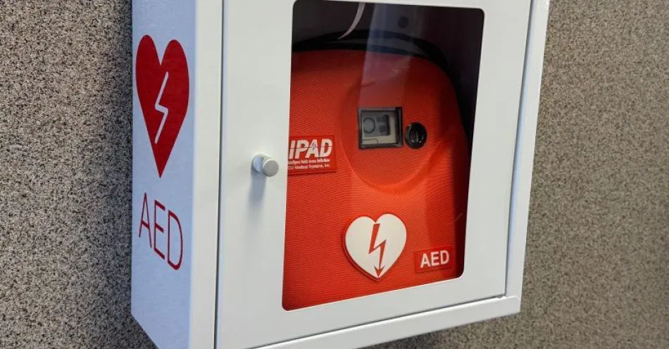 zdjęcie: Defibrylator AED dostępny w Komendzie Policji w Miliczu / fot. KPP w Miliczu