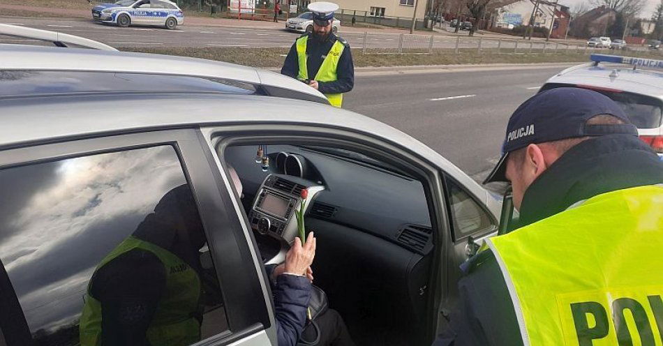 zdjęcie: Kwiaty dla pań / fot. KPP Skarżysko-Kamienna