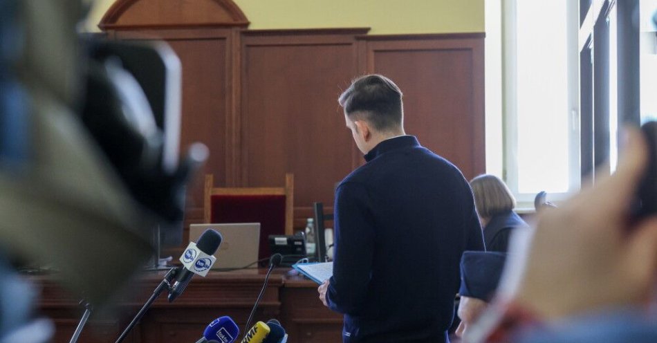 zdjęcie: Sebastian M. przed sądem: nie przyznaję się; wyjechałem, bo nie czułem się winny / Piotrków Trybunalski, 12.03.2026. Oskarżony Sebastian M. podczas rozprawy w Sądzie Rejonowym w Piotrkowie Trybunalskim, 12 bm. Sebastian M., 34-letni łodzianin odpowiada za spowodowanie śmiertelnego wypadku na A1 pod Piotrkowem Trybunalskim we wrześniu 2023 roku. Zginęła wtedy trzyosobowa rodzina, w tym 5-letnie dziecko. (amb) PAP/Marian Zubrzycki  *** UWAGA!!! ZAKAZ PUBLIKACJI WIZERUNKU I DANYCH OSOBOWYCH OSKARŻONEGO! ***