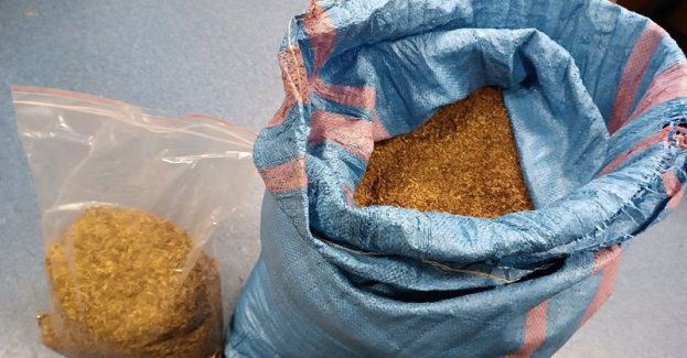 Policjanci zatrzymali mężczyznę, który posiadał ponad 12 kilogramów tytoniu bez znaków akcyzy