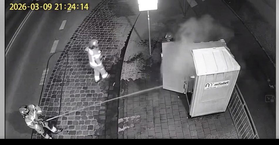 zdjęcie: Nastolatkowie zatrzymani za podpalenia przenośnych toalet we Wrocławiu / fot. KMP w Wrocławiu Źródło: monitoring