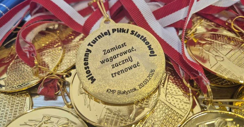 zdjęcie: Policjanci kontra licealiści w turnieju siatkówki / fot. KMP Białystok