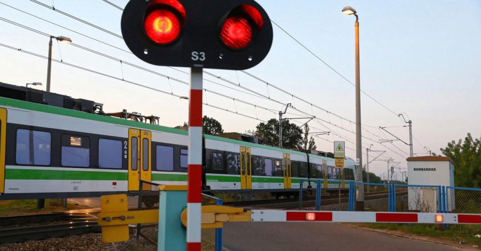 zdjęcie: Paraliż linii kolejowej w kierunku Poznania. Skład KM stanął pod Ożarowem Mazowieckim / fot. PAP