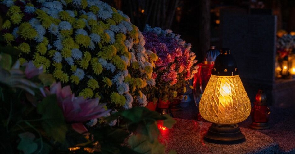 zdjęcie: Ponad 64 tys. zł zebrano w sobotę w kweście na cmentarzu w Łomży / Przemyśl, 01.11.2025. Cmentarz Zasański w Przemyślu po zmroku, 1 bm. W Kościele katolickim 1 listopada przypada uroczystość Wszystkich Świętych. (sko) PAP/Darek Delmanowicz