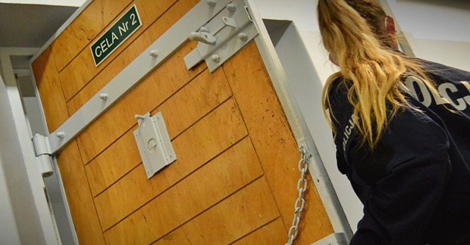 zdjęcie: Zatrzymany na kradzieży sklepowej 23-latek był poszukiwany i pół roku spędzi w więzieniu. Mężczyzna usłyszał jednak kolejne zarzuty / fot. KMP w Wałbrzychu