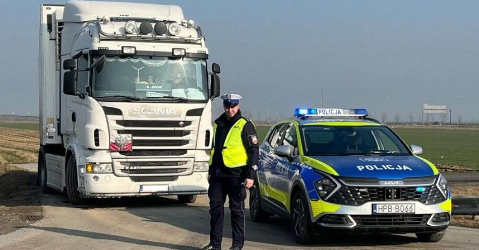 zdjęcie: Jaworscy policjanci uratowali ciężarówkę przed pożarem / fot. KPP w Jaworze