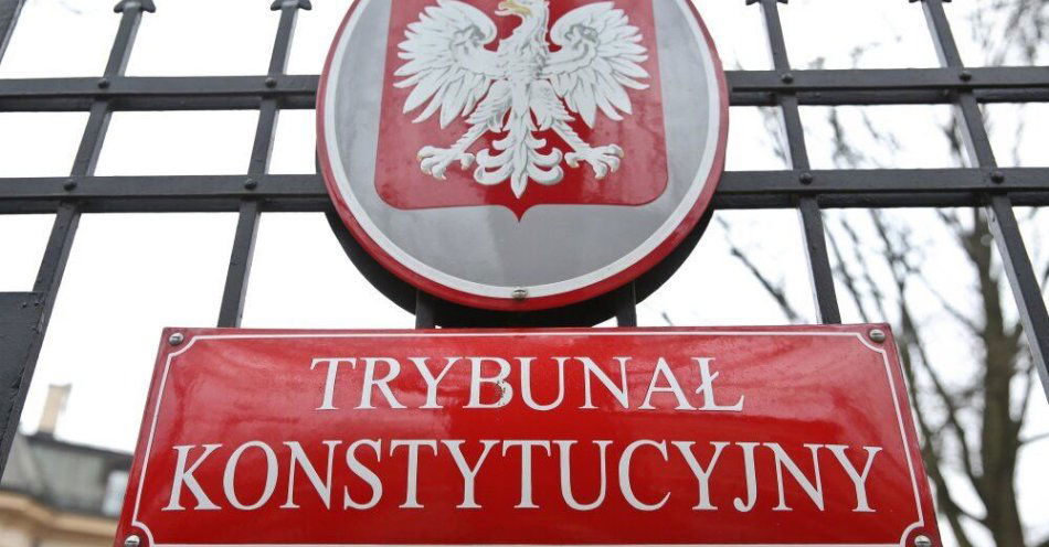zdjęcie: Sejmowa komisja pozytywnie o projekcie uchwały ws. Trybunału Konstytucyjnego / Warszawa, 09.03.2016. Siedziba Trybunału Konstytucyjnego, 9 bm. w Warszawie. Dziś Trybunał Konstytucyjny ma ogłosić wyrok ws. nowelizacji ustawy o TK autorstwa PiS. Uznania jej za niekonstytucyjną chcą posłowie PO, Nowoczesnej i PSL oraz RPO, I prezes SN i KRS. Według rządu jakakolwiek decyzja nie będzie orzeczeniem w myśl obowiązującego prawa, a rozprawa to tylko 