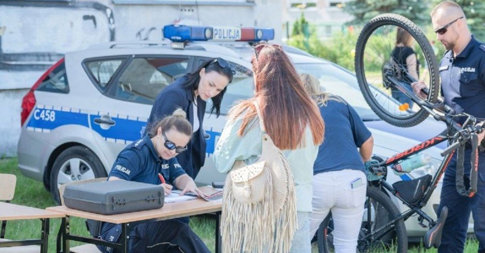 zdjęcie: Policjanci znakowali rowery podczas festynu / fot. KMP we Włocławku