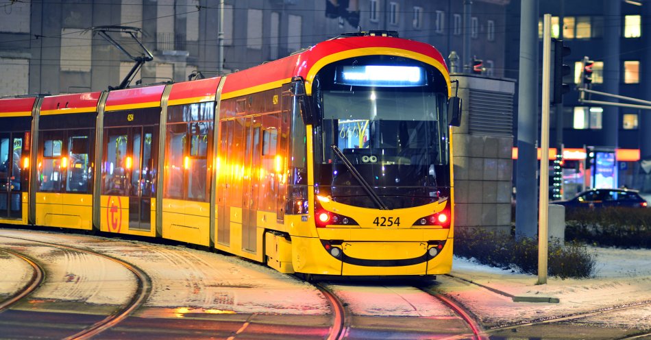 zdjęcie: Zderzenie tramwaju i autobusu - jedna osoba w szpitalu (aktl.) / v35296655